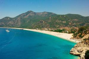 parapente par temps ensoleillé sur la plage d'oludeniz, fethiye, turquie photo