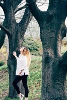 jolie fille dans un parc avec de grands arbres