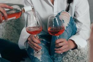 jeunes couples buvant du vin rosé photo