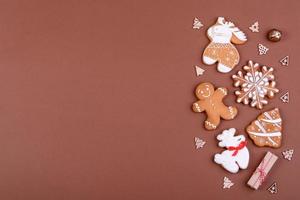 pain d'épice de fête de noël fait à la maison sur un fond de couleur photo