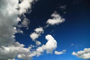 nuages blancs moelleux avec fond de ciel bleu photo