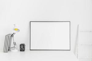 couleur blanche de lieu de travail minimaliste élégant avec tableau blanc