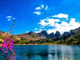 bassin aventure trekking dans une paysage avec montagnes photo