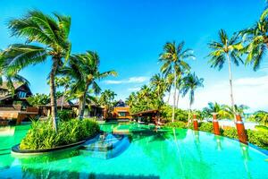 magnifique Extérieur nager bassin avec noix de coco paume arbre photo