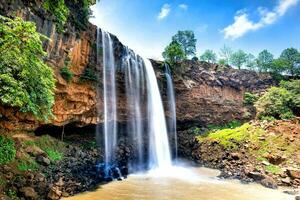 un image de cascades dans le jour photo