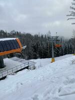 hiver paysage avec neigeux montagnes et des arbres incroyable hiver Contexte photo