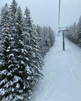 hiver paysage avec neigeux montagnes et des arbres incroyable hiver Contexte photo