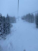 hiver paysage avec neigeux montagnes et des arbres incroyable hiver Contexte photo