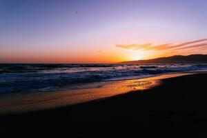 en retard soir le coucher du soleil sur le plage photo