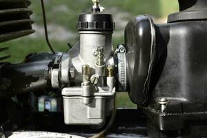 réparation de un vieux moto. démontage de le carburateur. interne les pièces de le moteur. photo