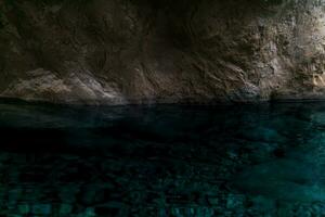 nettoyer souterrain la grotte rivière dans raide pierre banques dans le foncé photo