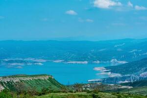 Montagne paysage avec le réservoir de le chirkey hydro-électrique Puissance station dans Daghestan photo