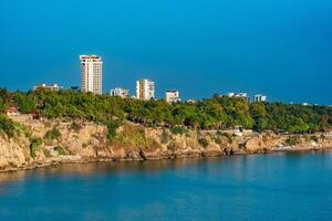 vue de le haute côte de le ville de Antalya de le mer photo