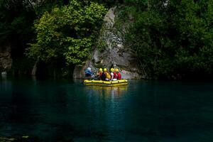 gens sur un gonflable bateau rafting vers le bas le bleu l'eau canyon dans Goynuk, dinde photo