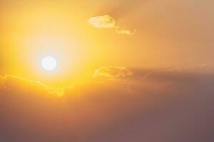 brillant le coucher du soleil ou lever du soleil ciel avec des nuages et Soleil photo