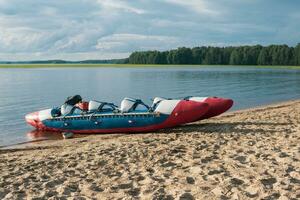 gonflable radeau-catamaran pour eau vive des sports est amarré sur le rivière banque photo