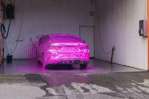 voiture à en libre service voiture laver couvert avec rose voiture shampooing photo