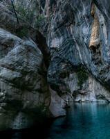 Naturel rocheux canyon avec bleu l'eau dans Goynuk, dinde photo