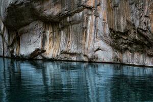 nettoyer bleu rivière avec rocheux banques à le bas de une Profond canyon photo