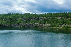 paysage avec une clair Lac sur le site de un vieux pierre carrière photo