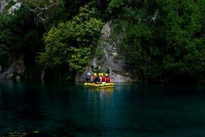 gens sur un gonflable bateau rafting vers le bas le bleu l'eau canyon dans Goynuk, dinde photo