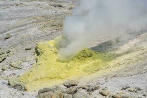 actif solfatare, la source de sulfureux des gaz sur le pente de le volcan photo