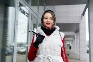 content Jeune femme dans foulard dans du froid temps en plein air photo