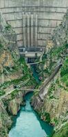 vue de le inférieur partie de le cambre barrage avec une déversoir dans le canyon photo