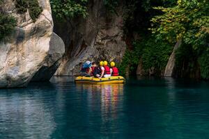 touristes sur un gonflable bateau rafting vers le bas le bleu l'eau canyon dans Goynuk, dinde photo