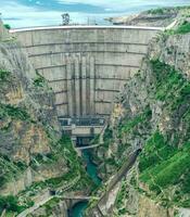 grand cambre barrage de une hydro-électrique Puissance station sur une rivière dans une rocheux canyon photo