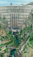 grand cambre barrage de une hydro-électrique Puissance station sur une rivière dans une rocheux canyon photo