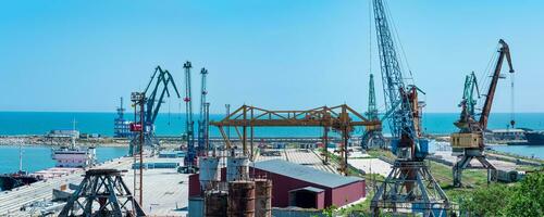 panorama de le cargaison port de mer avec port grues photo