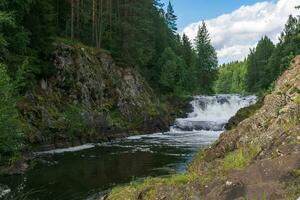 Naturel paysage avec une clair cascade sur une forêt l'eau photo