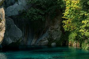 rocheux canyon avec bleu l'eau dans Goynuk, dinde photo