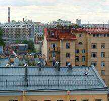 paysage urbain, vue de le toit à moi vieux ville bâtiments sur une nuageux journée dans Saint Pétersbourg photo