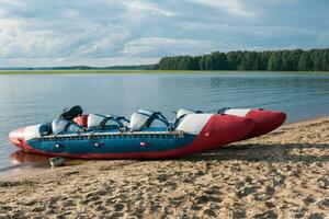 gonflable radeau-catamaran pour eau vive des sports est amarré sur le Lac rive photo