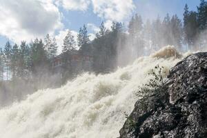 cascade pendant ouvert serrures pour tourner au ralenti décharge de l'eau à une petit hydro-électrique Puissance station photo