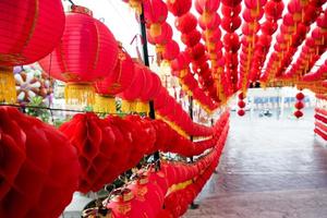 lanterne chinoise pour le festival du nouvel an chinois suspendue sur le chemin photo