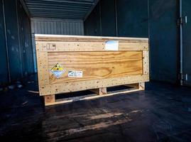 étiquette de rayonnement à côté de la boîte en bois de transport tapez un paquet