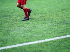 les footballeurs sont en compétition dans les sports de couleur de l'école primaire