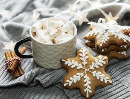 décorations de Noël, biscuits au cacao et au pain d'épice. photo