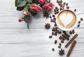 une tasse de café avec motif coeur photo