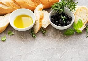 baguette croustillante fraîche en tranches avec olive et épices