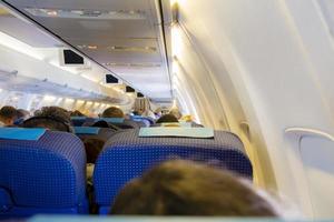 intérieur de l'avion de passagers avec des personnes sur des sièges photo