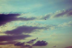 silhouette d'un avion volant dans le ciel coucher de soleil photo