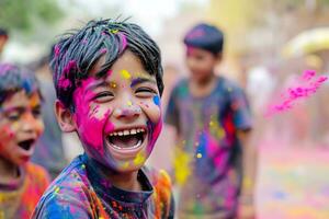 ai généré excitation de une des gamins célébrer le Holi Festival photo