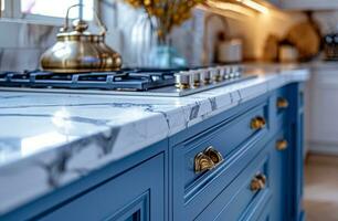 ai généré Nouveau cuisine conception avec une blanc compteur Haut et bleu armoires photo