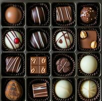 ai généré une boîte avec des chocolats arrangé dans une Célibataire rangée photo