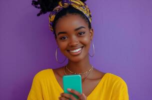 ai généré noir femme en utilisant cellule téléphone et souriant dans Contexte contre violet photo