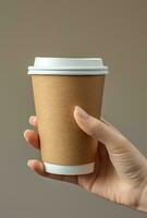 ai généré une femme main en portant une papier tasse sur une gris arrière-plan, blanc et marron photo